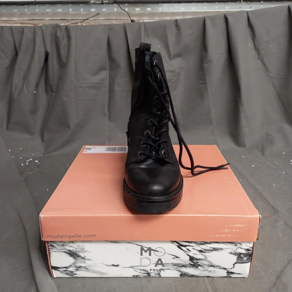 BOXED PAIR OF MODA IN PELLE BELLZIE LACE UP BOOTS IN BLACK SIZE 6