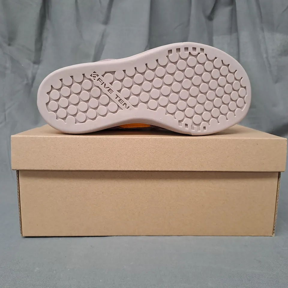 BOXED PAIR OF ADIDAS FREERIDER KIDS VCS SHOES IN MULTICOLOUR UK SIZE 1