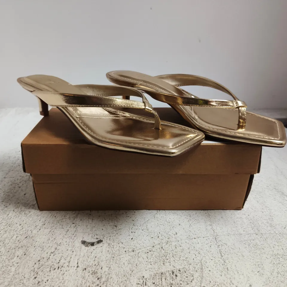 BOXED PAIR OF LINZI POTENTIAL LOW HEEL TOE-POST SANDALS IN METALLIC GOLD SIZE 7