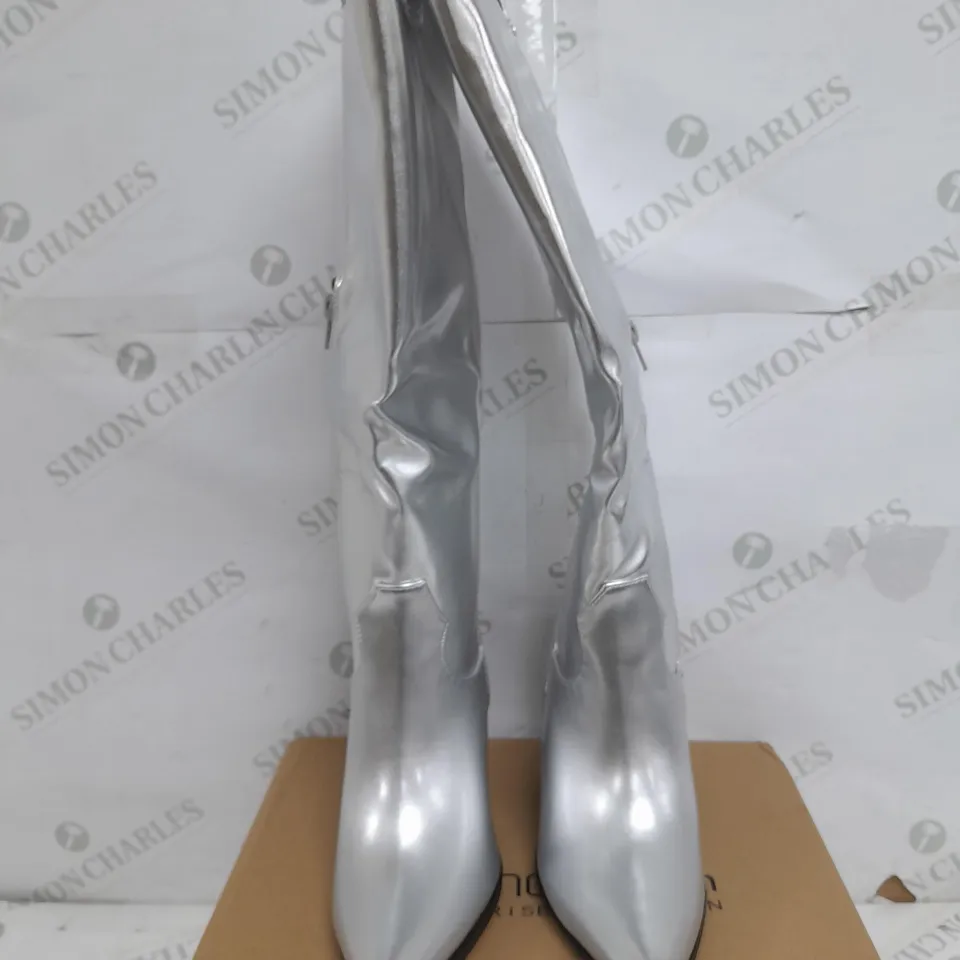 BOXED PAIR OF BOOHOO WIDE FIT CURVED FRONT POINTED TOE METALLIC COWBOY BOOTS IN SILVER - SIZE 4