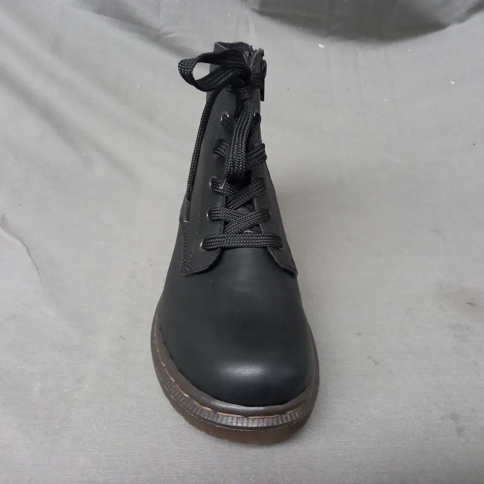BOXED PAIR OF RIEKER ANKLE BOOTS IN BLACK SIZE 6
