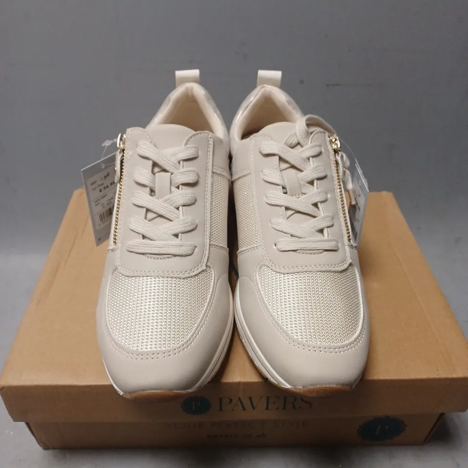 BOXED PAIR OF PAVERS TRAINERS - UK SIZE 7