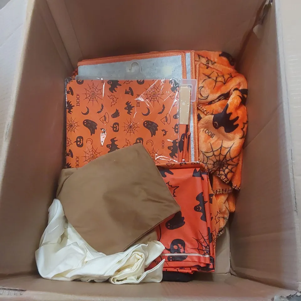 BOX CONTAINING A VERY LARGE QUANTITY OF ASSORTED HALLOWEEN ITEMS INCLUDING: BEDDING, RUGS, DECORATIONS ECT