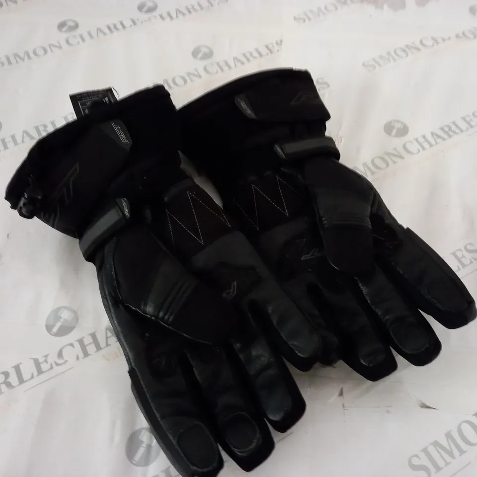 PAIR OF RST PROTECTIVE GLOVES