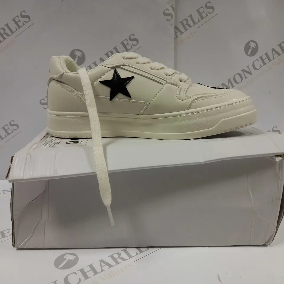 BOXED PAIR OF TRAINERS UK SIZE 5