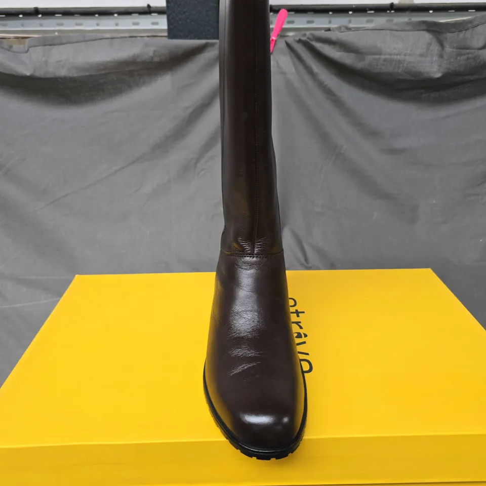BOXED PAIR OF STRIVE BLOOMSBURY BOOTS IN CHOCOLATE - 7