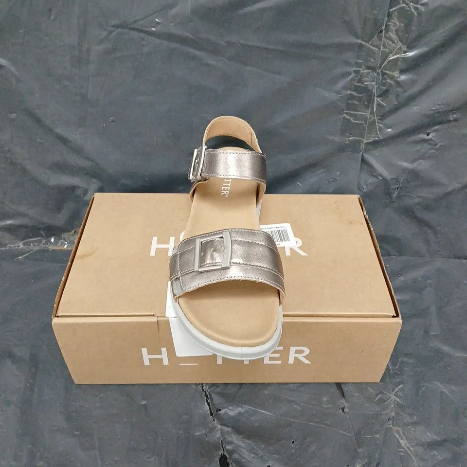 BOXED PAIR OF HOTTER PALMA WIDE SANDALS UK 7