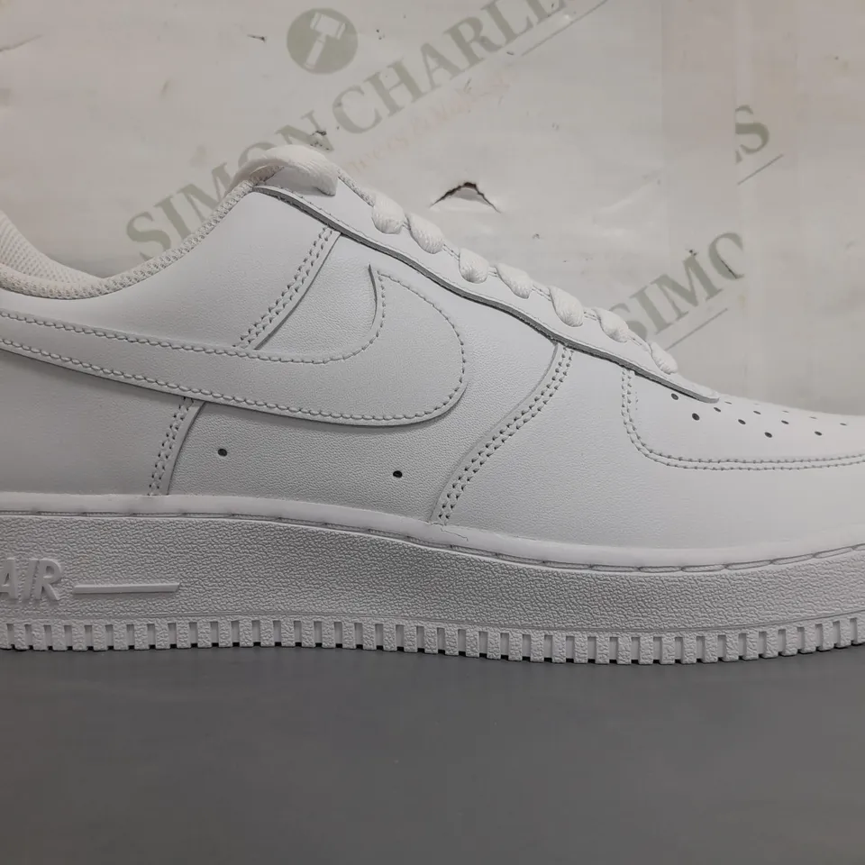 BOXED PAIR OF NIKE AIR FORCE 1 '07 SHOES IN WHITE UK SIZE 9