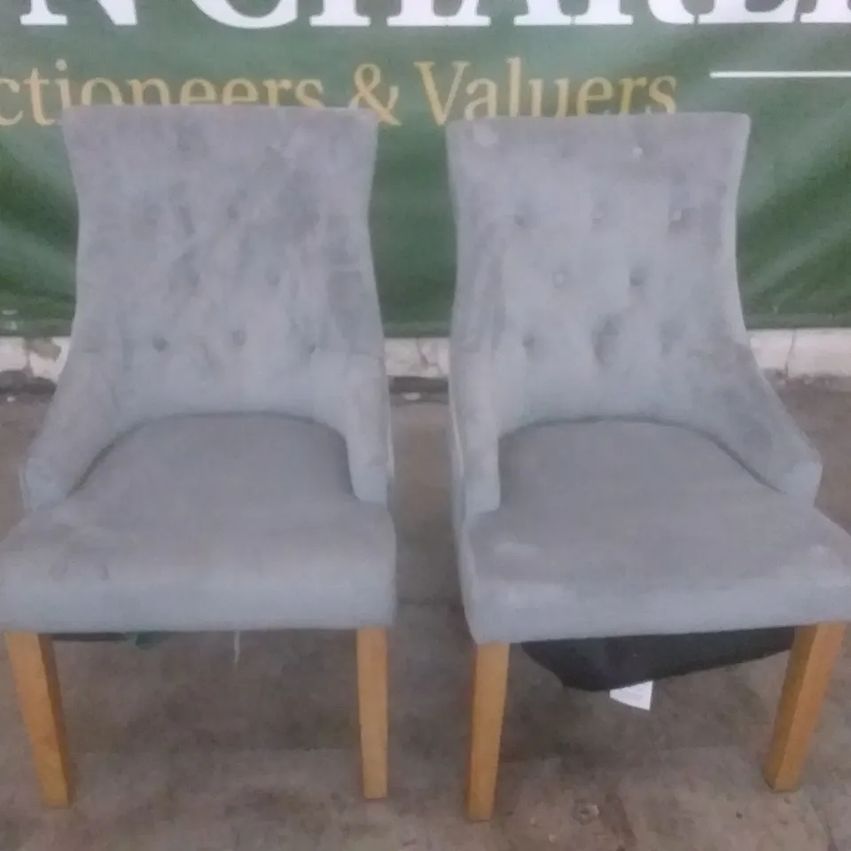 SET OF 2 NEW DUKE LIGHT GREY FABRIC BUTTON BACK DINING CHAIRS (OAK LEG)