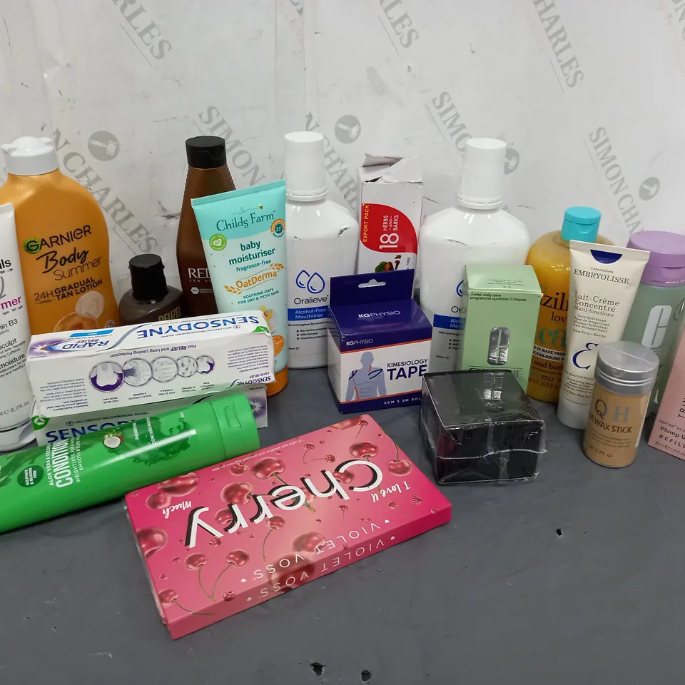 APPROXIMATELY 20 ASSORTED COSMETICS ITEMS TO INCLUDE CLINIQUE LIQUID FACIAL SOAP (200ml), SENSODYNE TOOTHPASTE (75ml), TRINNY LONDON PLUMP UP REFILL (30ml), ETC