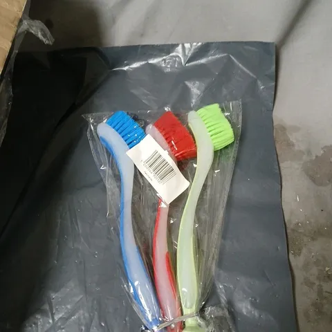 BOX OF APPROXIMATELY 45 X PACK OF 3 DISH WASHING BRUSHES