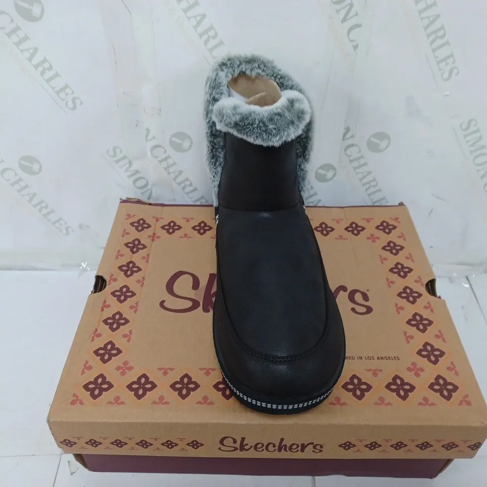 BOXED PAIR OF SKECHERS COZY CAMPFIRE SLIPPER BOOTS IN BLACK SIZE 8