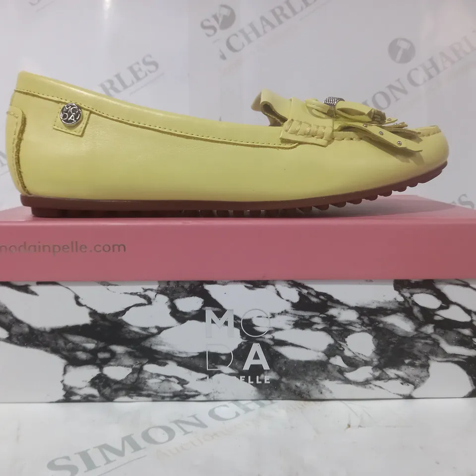 BOXED PAIR OF MODA IN PELLE ETHELIA LEATHER LOAFERS IN LEMON COLOUR SIZE 6