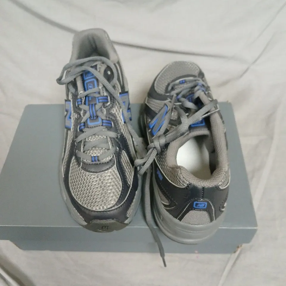 BOXED NEW BALANCE RUNNING SHOES IN GREY/BLUE - UK 5.5