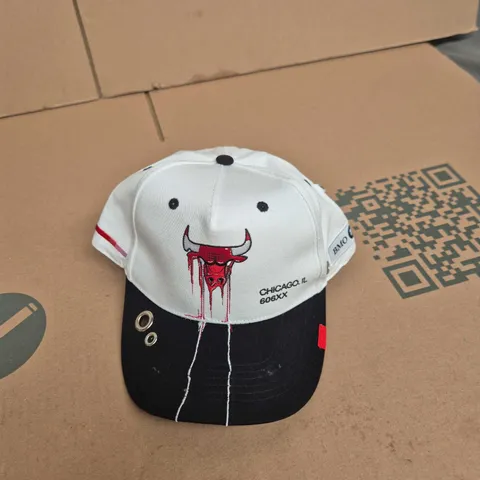 SKY HIGH CHICAGO BULLS GRAPHIC BASEBALL CAP - WHITE CROWN, BLACK BRIM, GREEN UNDERSIDE