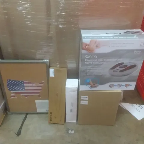 PALLET OF ASSORTED ITEMS INCLUDING USA PICTURE FRAME, HAND SAW, FOOT MASSAGER, CHRISTMAS WREATH