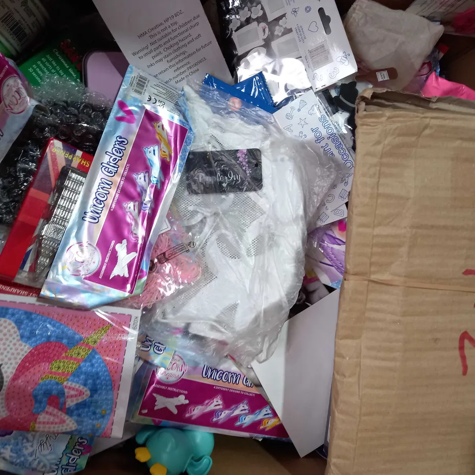 BOX OF APPROXIMATELY 20 ASSORTED TOYS AND GAMES TO INCLUDE PASS THE PARCEL BRUSSEL SPROUT, HARRY POTTER DOBBLE, 2-IN-1 PROJECTOR AND FLASH LIGHT, ETC