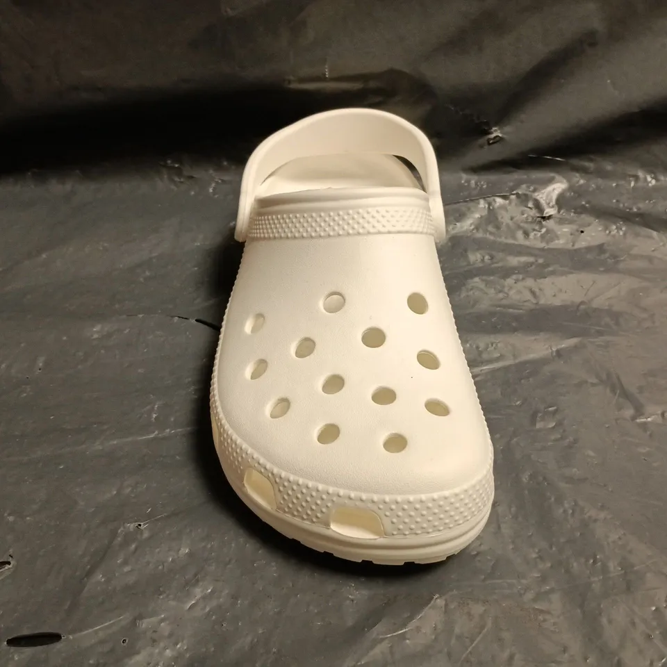 PAIR OF CROCS CLASSIC CLOGS IN WHITE SIZE M7/W9