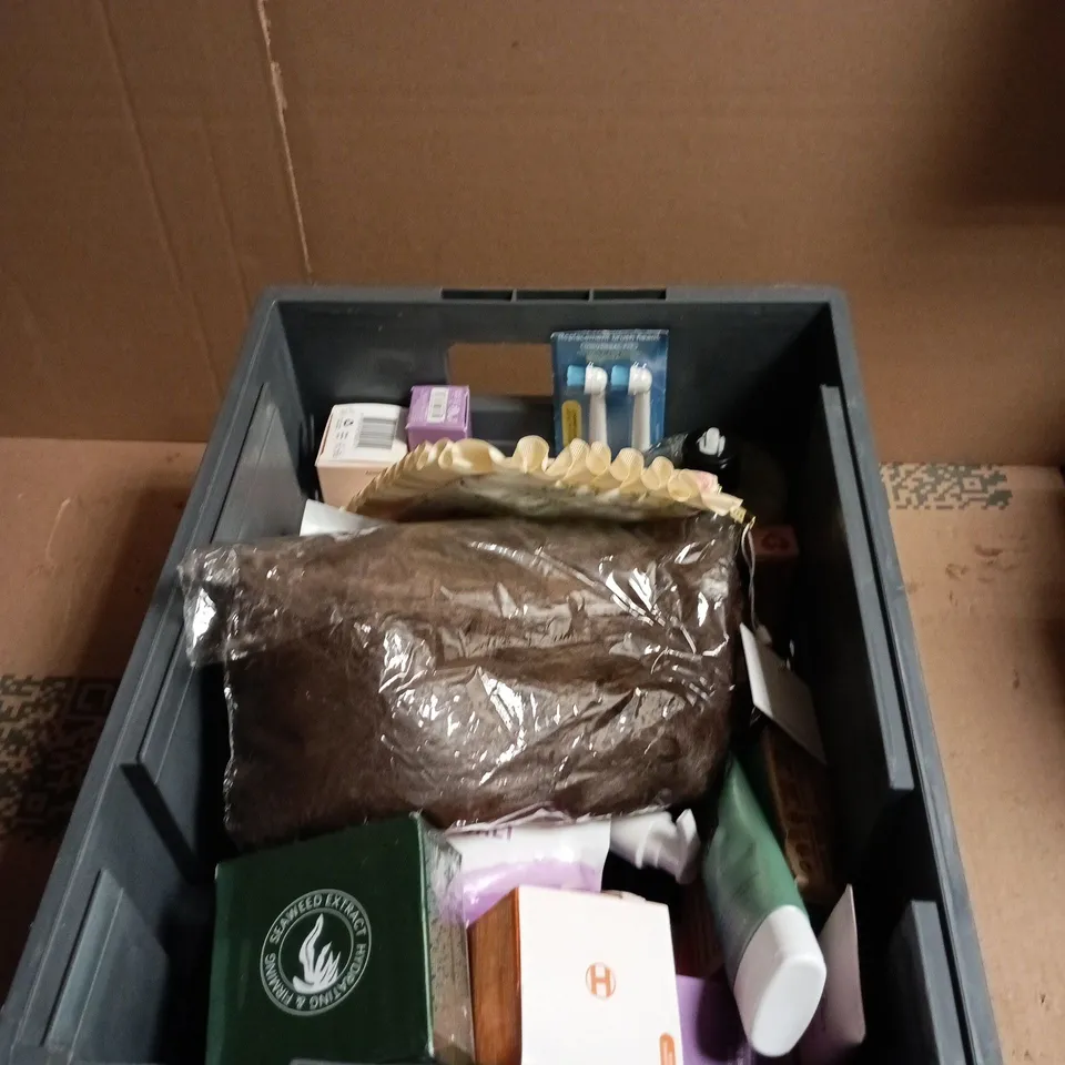 APPROXIMATELY 20 ASSORTED COSMETIC ITEMS INCLUDING SEAWEED EXTRACT , NISH MAN HAIR STYLING WAX AND WESTLAB BATH SALT