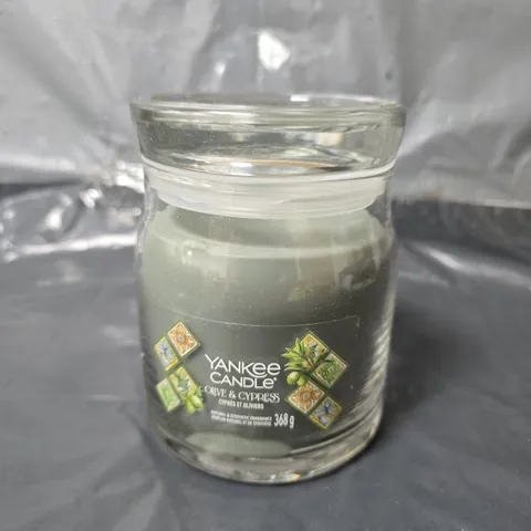 YANKEE CANDLE SIGNATURE MEDIUM JAR -OLIVE & CYPRESS