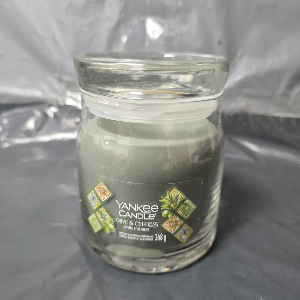 YANKEE CANDLE SIGNATURE MEDIUM JAR -OLIVE & CYPRESS