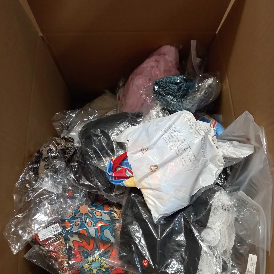 LOT OF APPROX 25 ASSORTED CLOTHING ITEMS VARYING IN SIZE/COLOUR/STYLE TO INCLUDE: TROUSERS, SKIRTS, TOPS