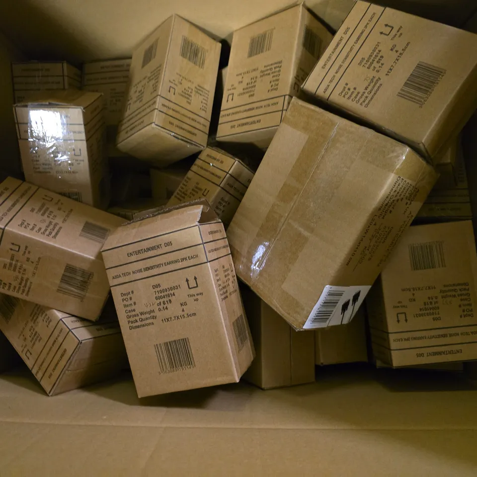 BOX OF APPROXIMATELY 18 ASSORTED ITEMS TO INCLUDE - 2 PACK EAR PLUGS , AT VGA CABLES 1.8M 