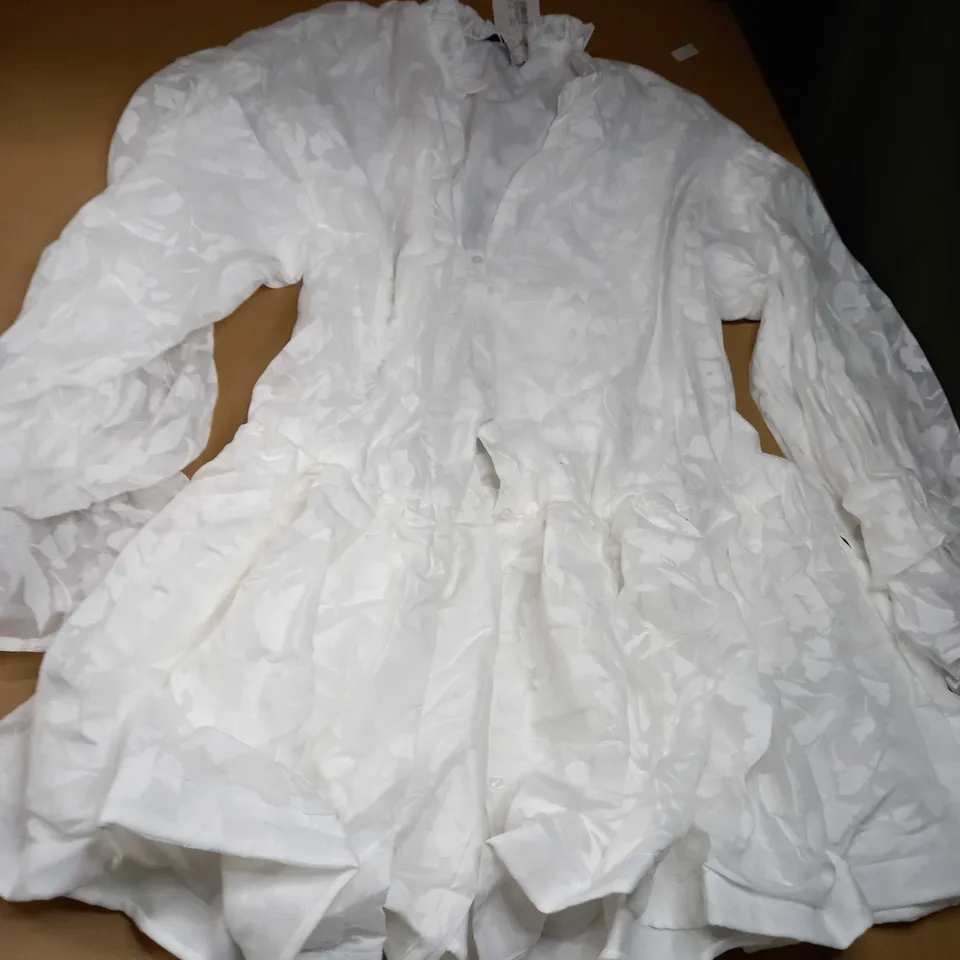 IN THE STYLE CURVE LORNA LUXE WHITE JACQUARD DROPPED WAIST SHIRT DRESS - SIZE UK 24