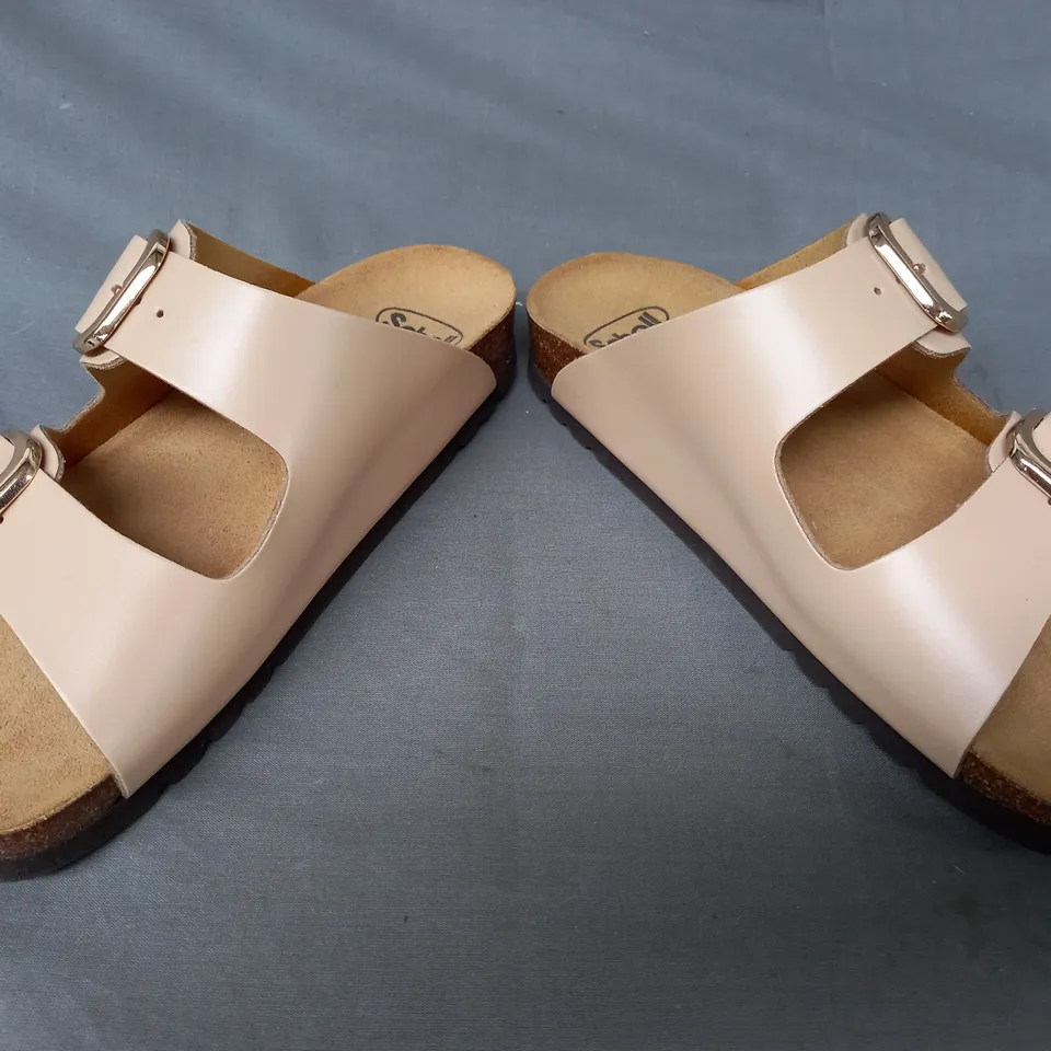 BOXED PAIR OF SCHOLL LEATHER SANDALS IN CAMEL SIZE 4
