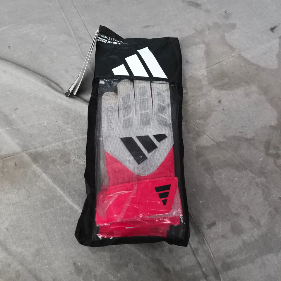 BOX OF APPROXIMATELY 20 ASSORTED CLOTHING ITEMS TO INCLUDE: PREDATOR GOALKEEPING GLOVES JUNIOR 