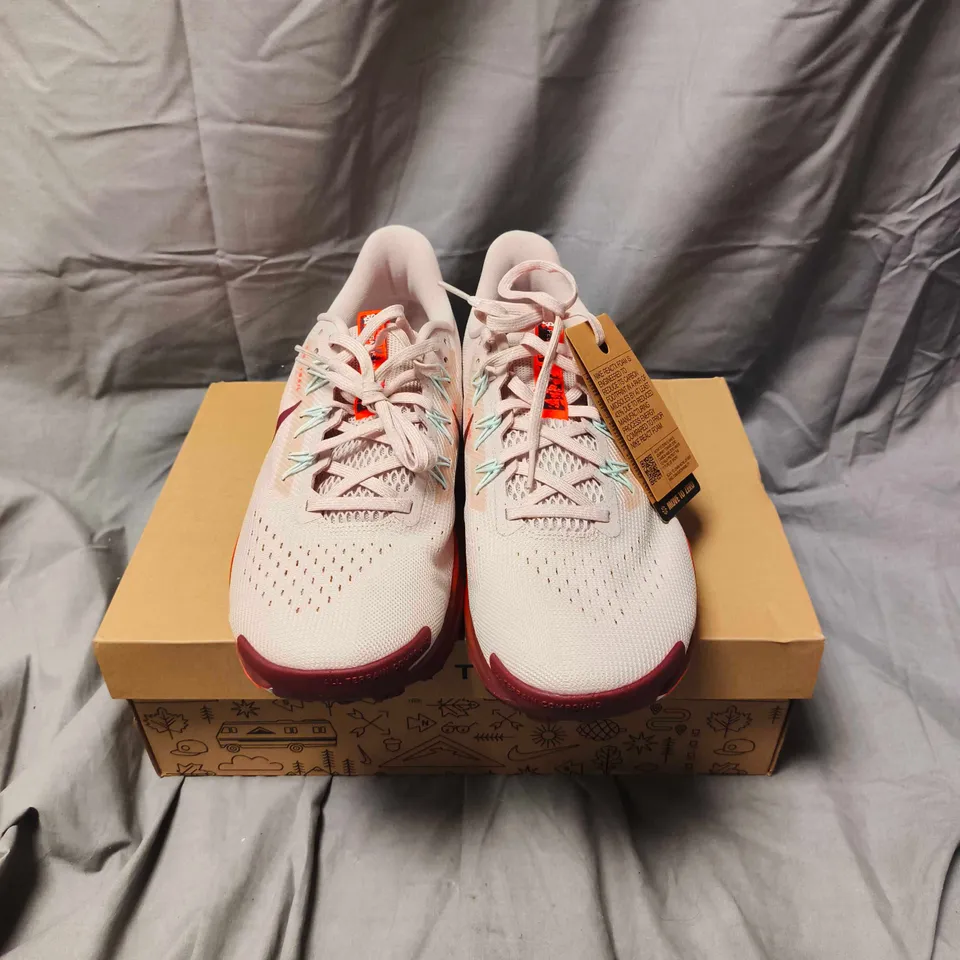 BOXED PAIR OF NIKE TRAIL ATC MENS RUNNING SHOES - SIZE 10