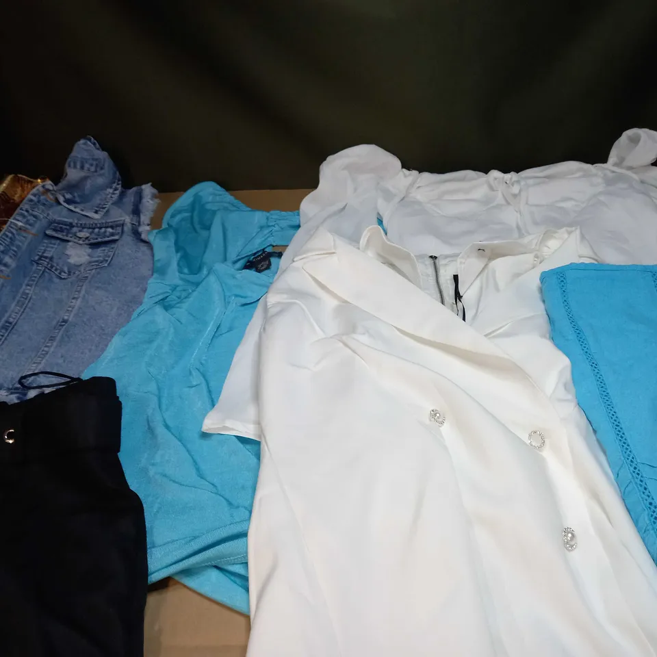LOT OF APPROX 25 ASSORTED CLOTHING ITEMS VARYING IN SIZE/COLOUR/STYLE TO INCLUDE: TROUSERS, TOPS, DRESSES