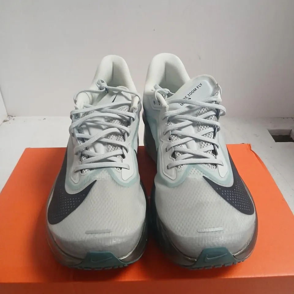 NIKE ZOOM FLY 6 RUNNING SHOES – PURE PLATINUM/DARK OBSIDIAN, UK 11.5