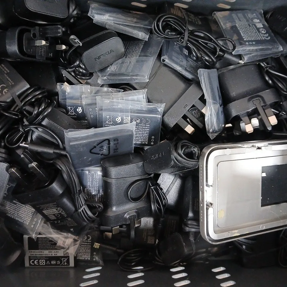 APPROXIMATELY 10 ASSORTED ELECTRICAL HOUSEHOLD ITEMS TO INCLUDE VARIOUS PLUGS, ETC