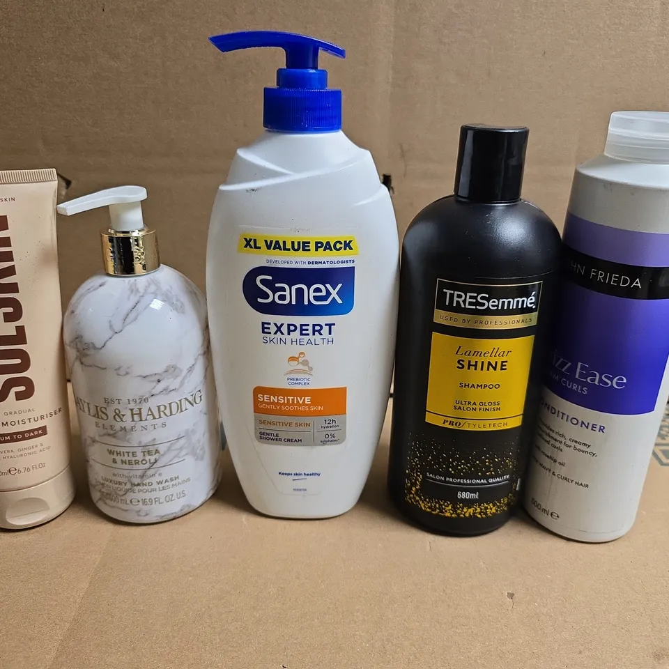 APPROXIMATELY 15 ASSORTED HEALTH & BEAUTY PRODUCTS TO INCLUDE SOLSKIN, SANEX AND BAYLIS AND HARDING