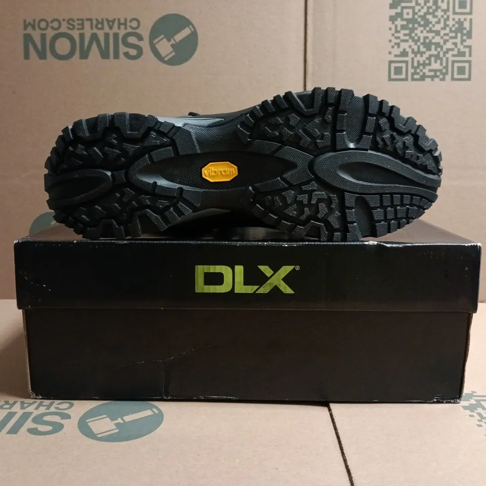BOXED PAIR OF DLX RENTON SHOES IN BLACK SIZE UK 8