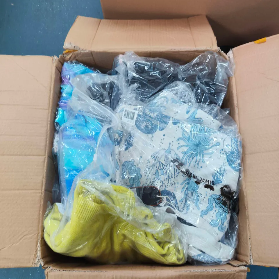 BOX OF APPROXIMATELY 20 ASSORTED CLOTHING ITEMS IN VARIOUS STYLES, COLOURS AND SIZES