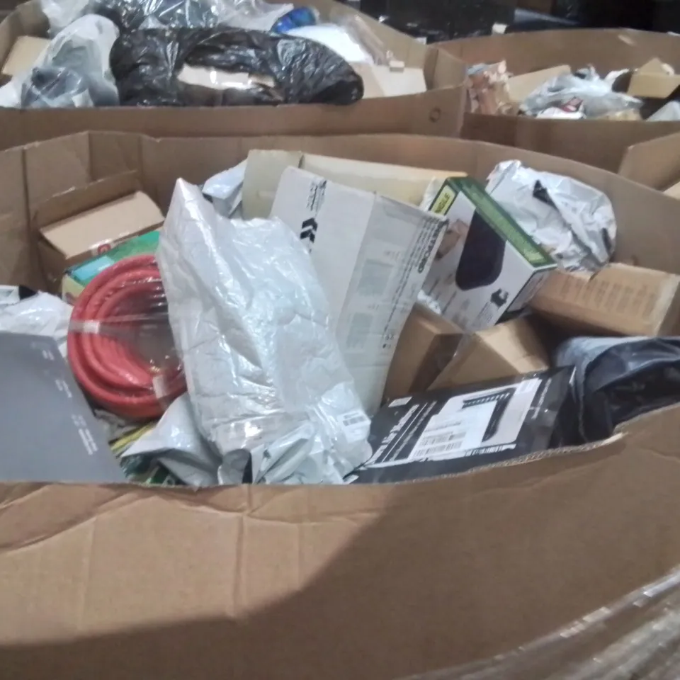 PALLET CONTAINING A LARGE QUANTITY OF HOSES 