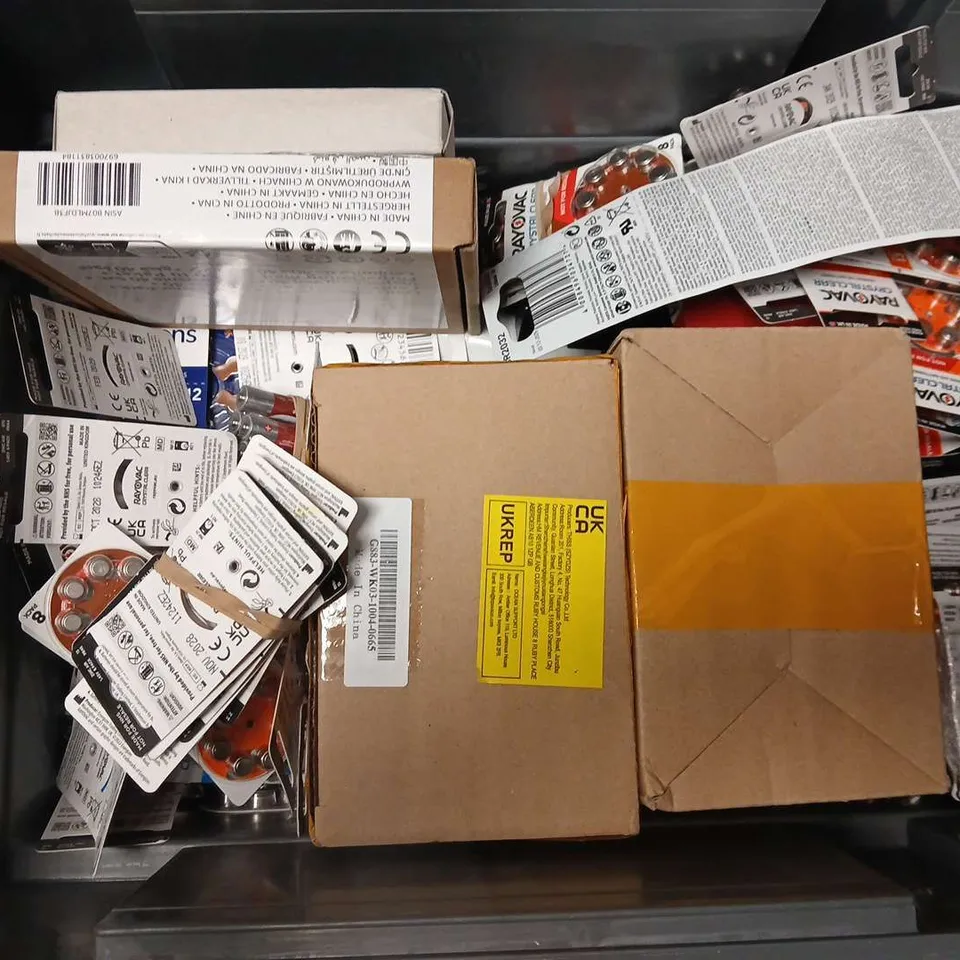 APPROXIMATELY 20 ASSORTED BATTERY PRODUCTS TO INCLUDE POWER TOOL BATTERY, CR2032 BATTERIES, DURACELL E90 BATTERY, ETC - COLLECTION ONLY