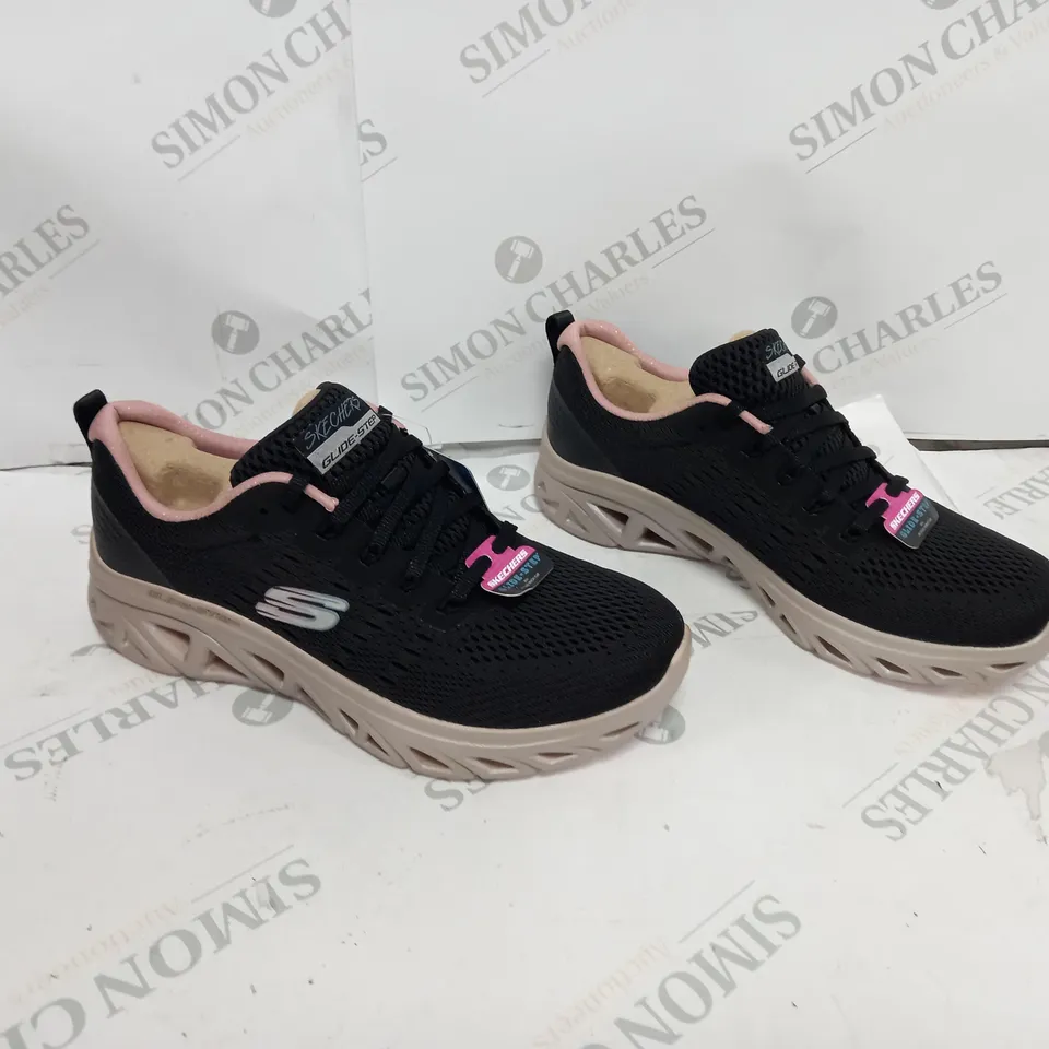 SKECHERS GLIDE-STEP TRAINERS IN BLACK & PINK - SIZE 5