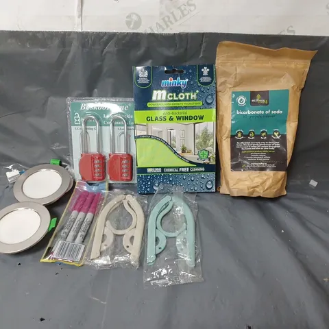 BOX OF APPROXIMATELY 20 ASSORTED HOUSEHOLD ITEMS TO INCLUDE LIGHTS, PADLOCKS AND CLEANING PRODUCTS