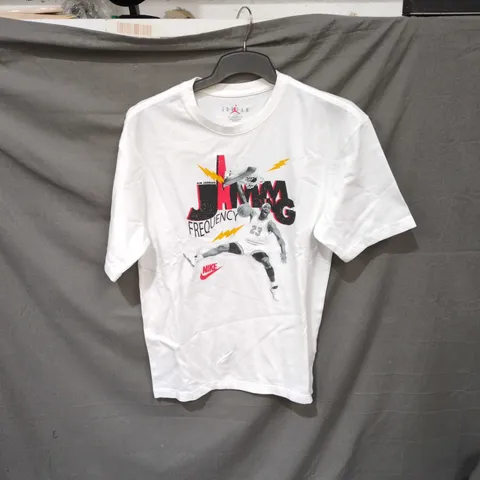 JORDAN WHITE T-SHIRT WITH JUMPMAN/NIKE FREQUENCY GRAPHIC – UK XS (XS)