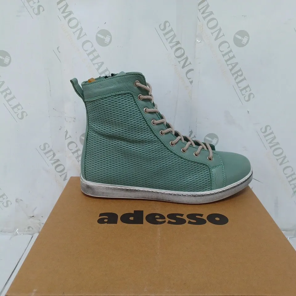BOXED PAIR OF ADESSO BOOTS SIZE 7  