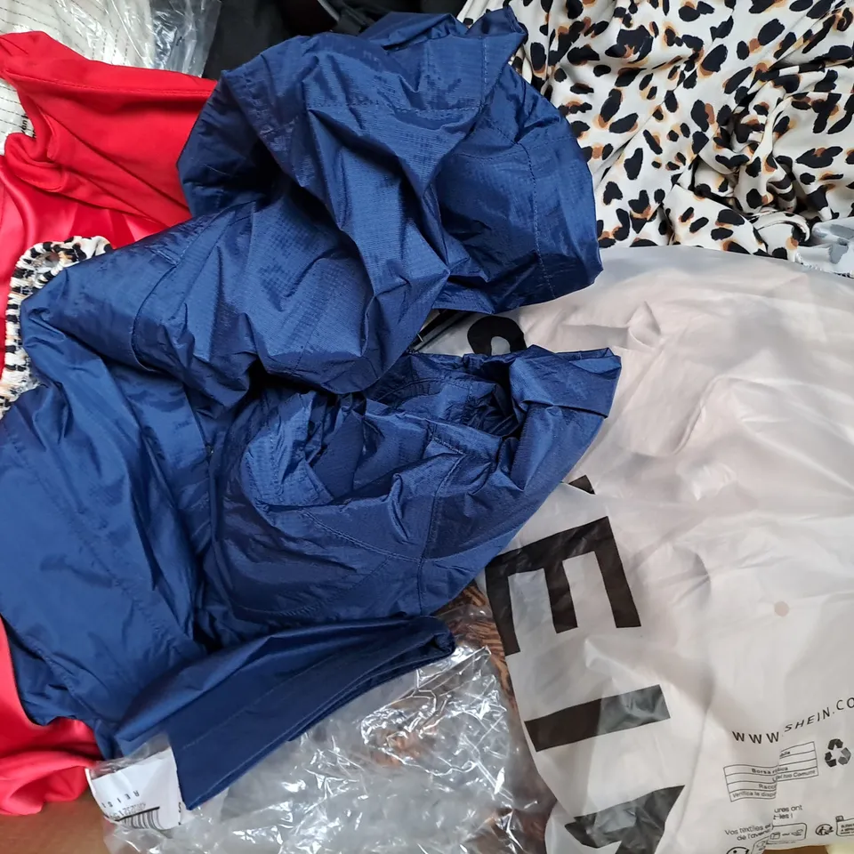 BOX OF APPROXIMATELY 20 ASSORTED CLOTHING & FASHION ITEMS IN VARIOUS STYLES AND SIZES TO INCLUDE RIVER ISLAND, BOOHOO, ETC