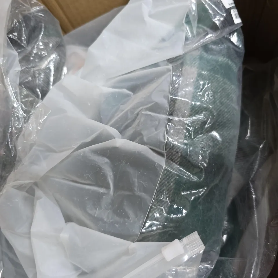 BOX OF APPROX 20 ASSORTED CLOTHING ITEMS TO INCLUDE SHIRTS, TOPS, JACKETS, ETC