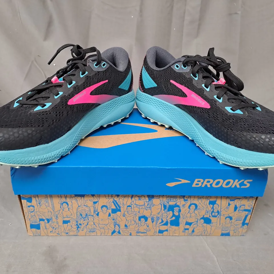 BOXED PAIR OF BROOKS TRAIL DIVIDE 3 SHOES IN BLACK/CYAN/PINK UK SIZE 6.5