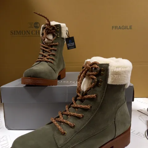 VIONIC OLIVE ZOE HIKER ANKLE BOOTS - SIZE 6.5