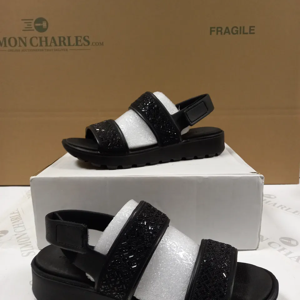 SKETCHERS PARTY SANDAL SIZE 5
