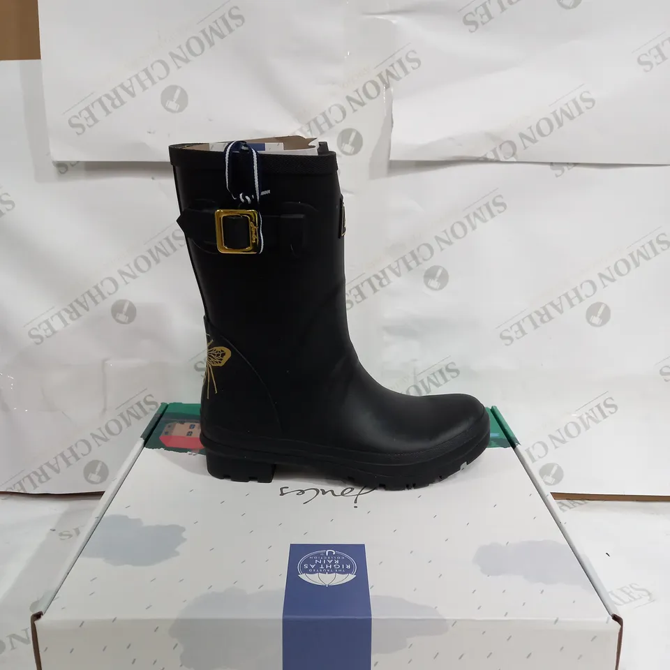 PAIR OF JOULES MOLLY WELLY IN BLACK AND YELLOW - UK SIZE 3