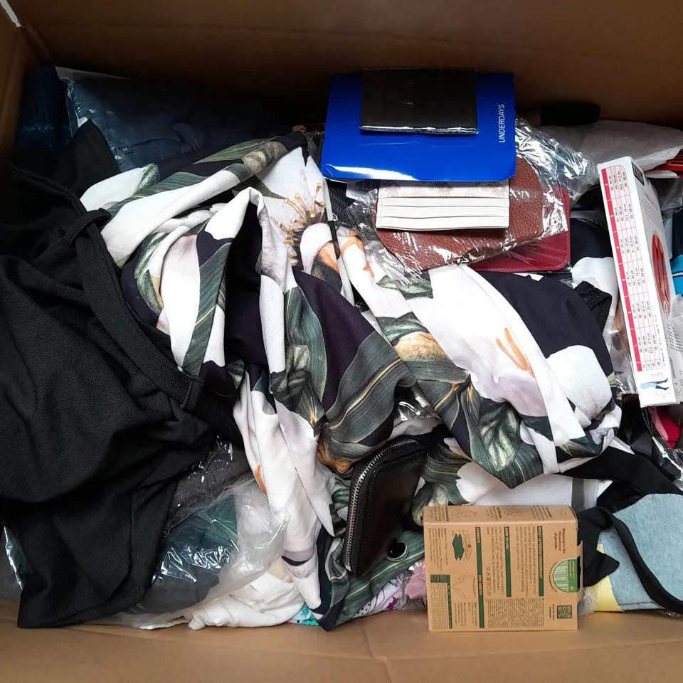 BOX OF APPROXIMATELY 25 ASSORTED CLOTHING ITEMS TO INCLUDE - JUMPERS, TOPS, DRESSES ETC 